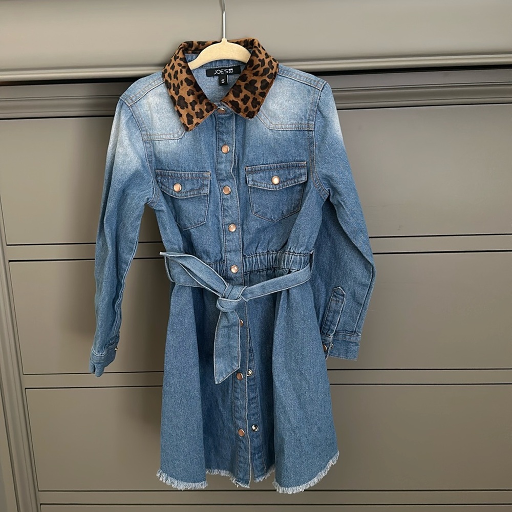 Trendy Denim Shirt Dress with Leopard Print Collar & Belt! 🐆💙